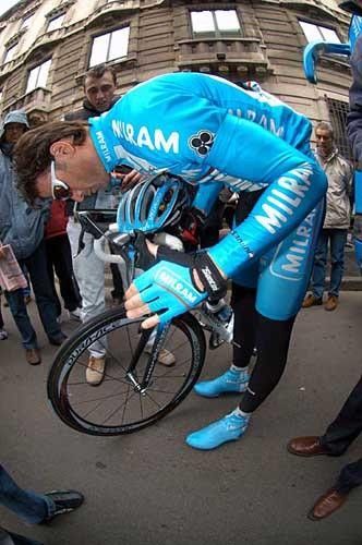 Petacchi checks his new Dura Ace hoops