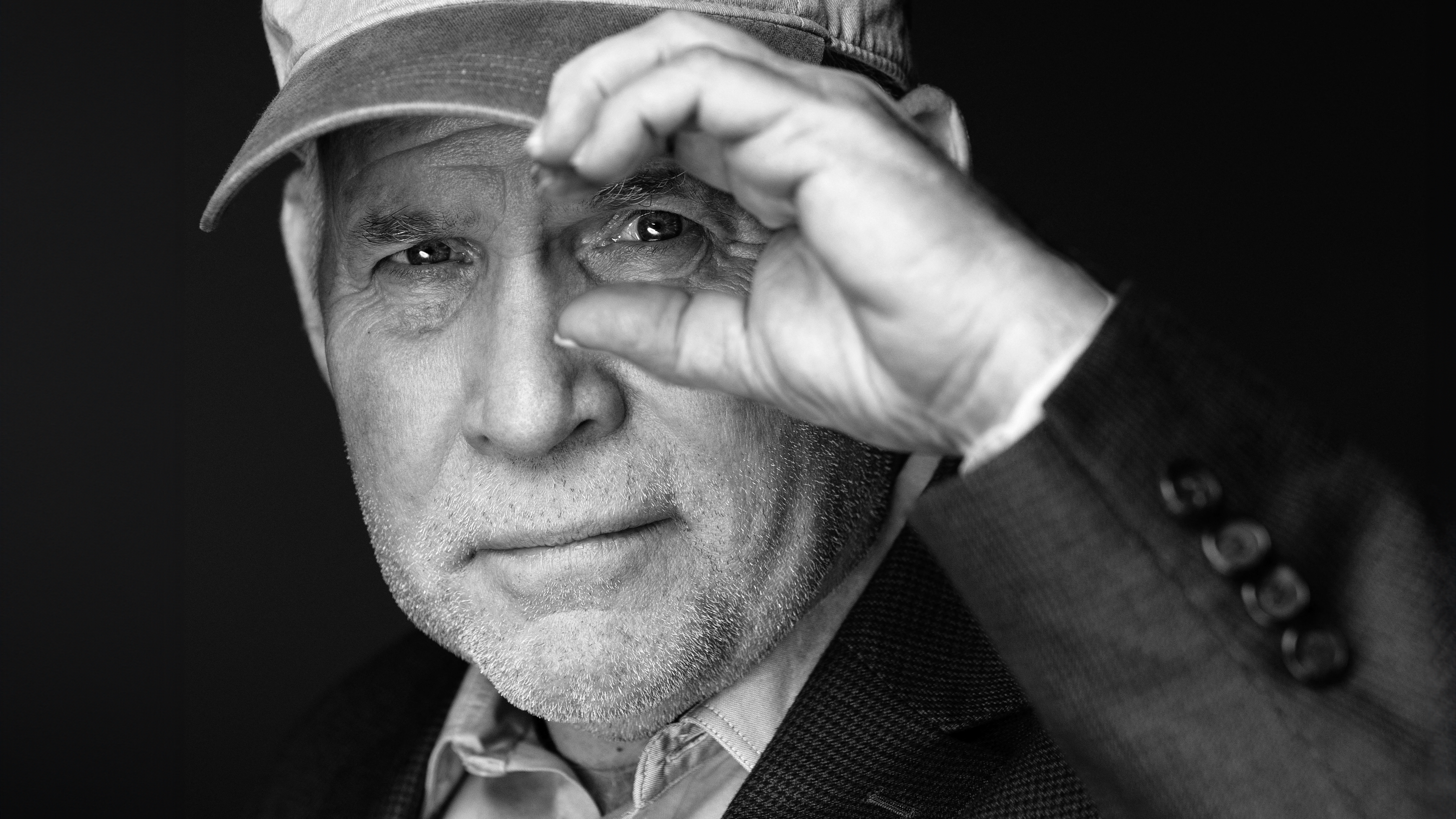 US photographer and photojournalist Steve McCurry poses during a photo session in Paris, on December 7, 2021. (Photo by JOEL SAGET / AFP) 