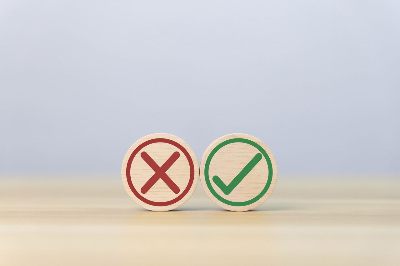 a green checkmark next to a red checkmark both on wooden circles