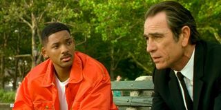 Men In Black Will Smith and Tommy Lee Jones talking on a park bench
