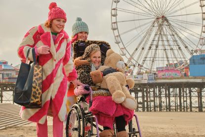 Alma (SOPHIE WILLAN), Lin (SIOBHAN FINNERAN), Joan (LORRAINE ASHBOURNE)