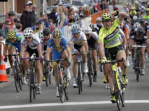 Monia Baccaille (MCipollini) celebrates her win