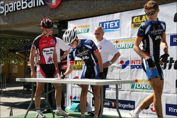 Jens Erik Madsen checks that he has signed in the right spot...