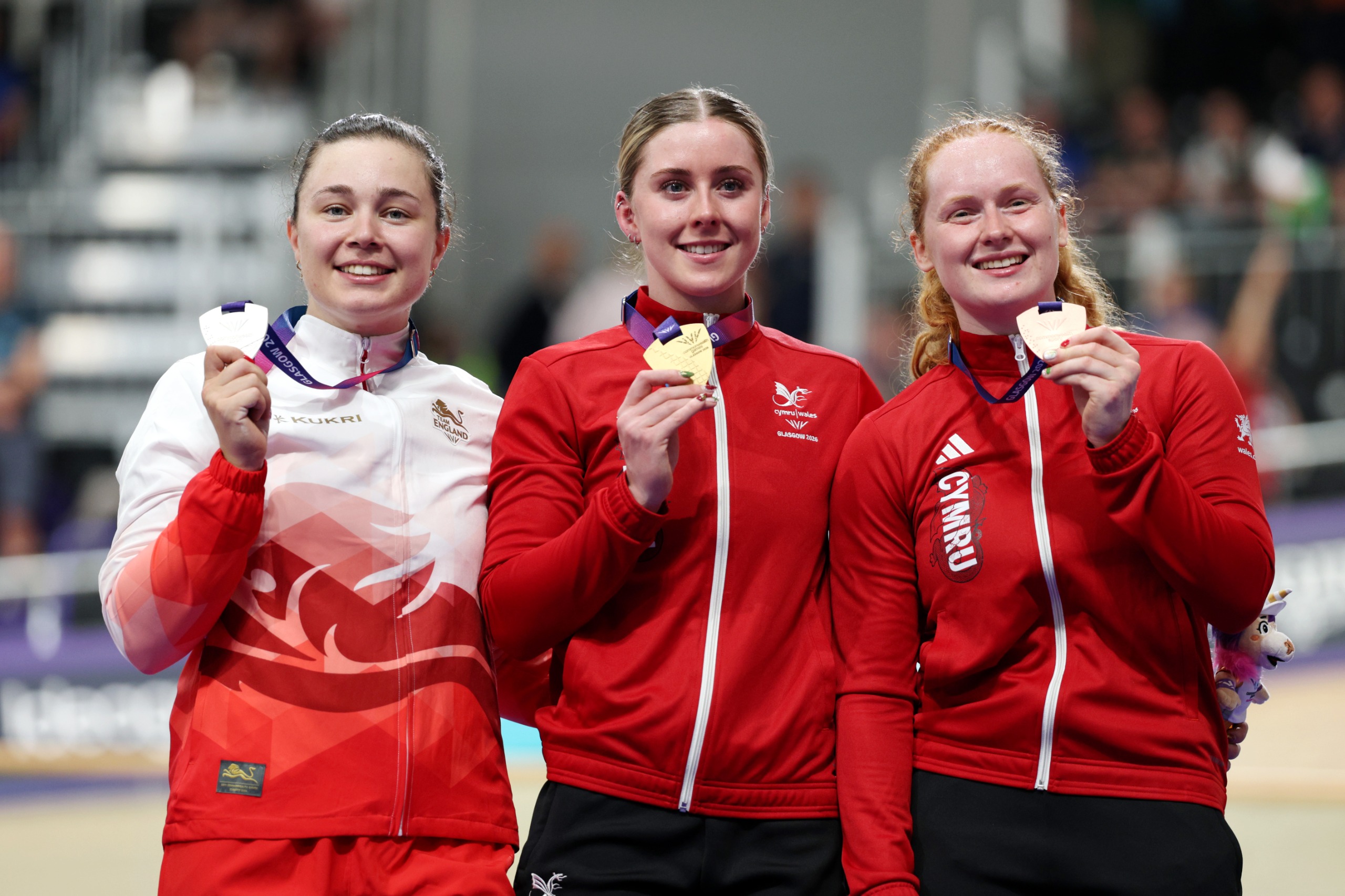(L-R) Sophie Capewell, Emma Finucane and Rhian Edmunds with their medals at the Commonwealth Games