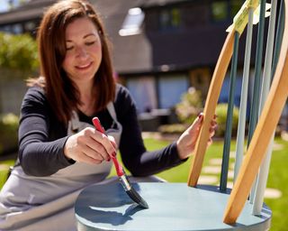 melanie lissack painting a chair in a garden - jeyes fluid