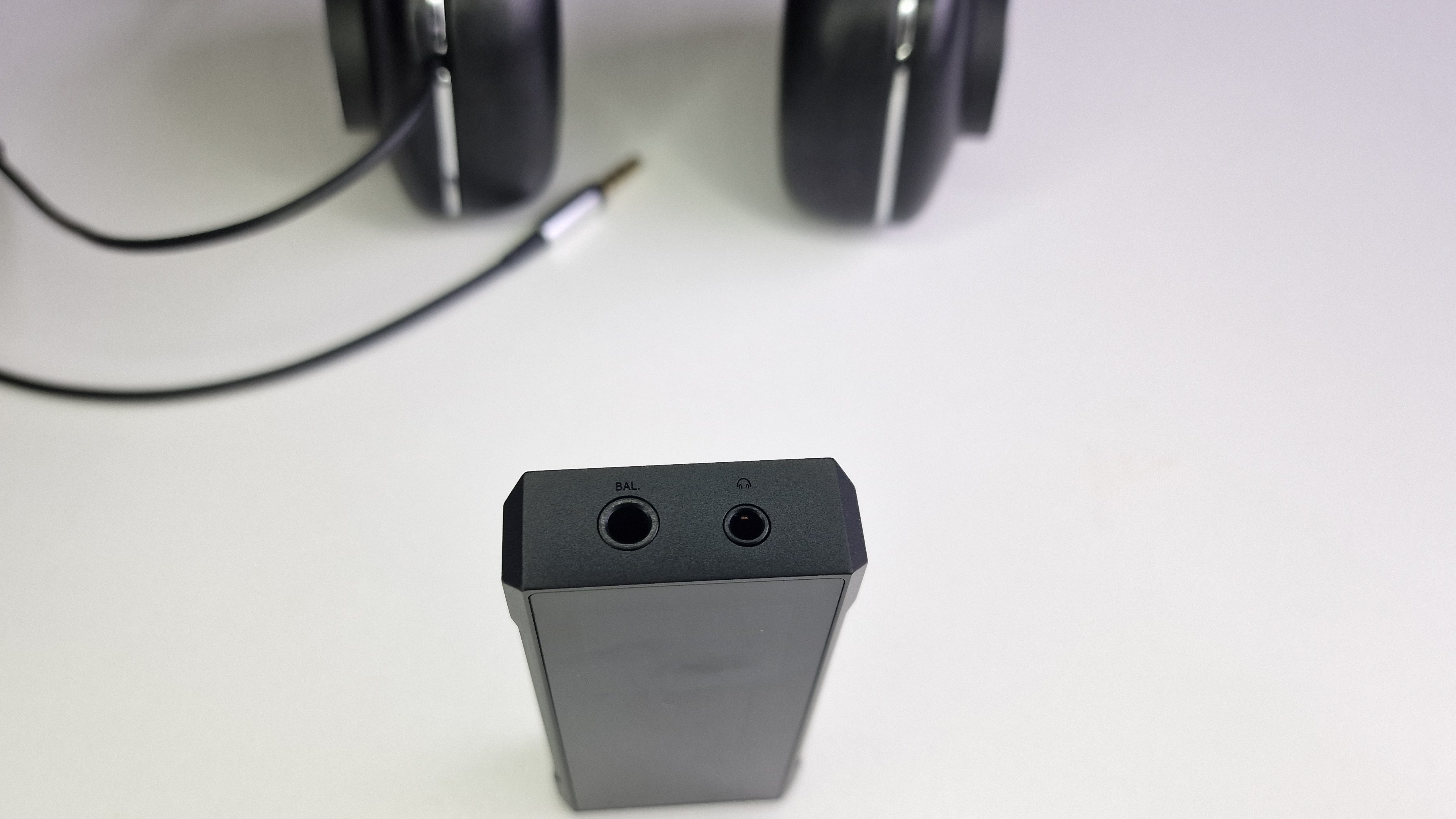 BTR7 set ovenfra med de to audio-porte synlige.