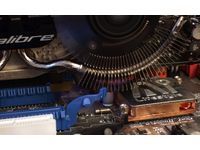 On our test mainboard, the Asus P5E3 Deluxe, the clamps of the next PCIe slot caused interference