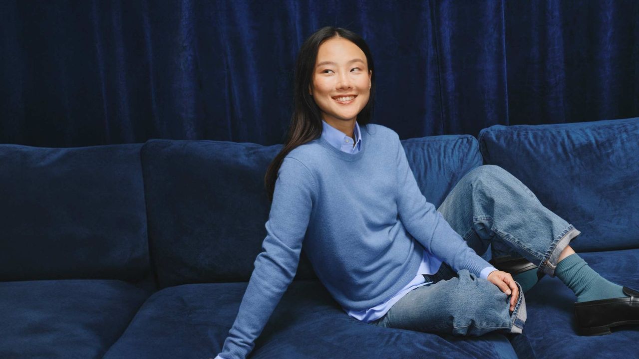 uniqlo model on blue sofa