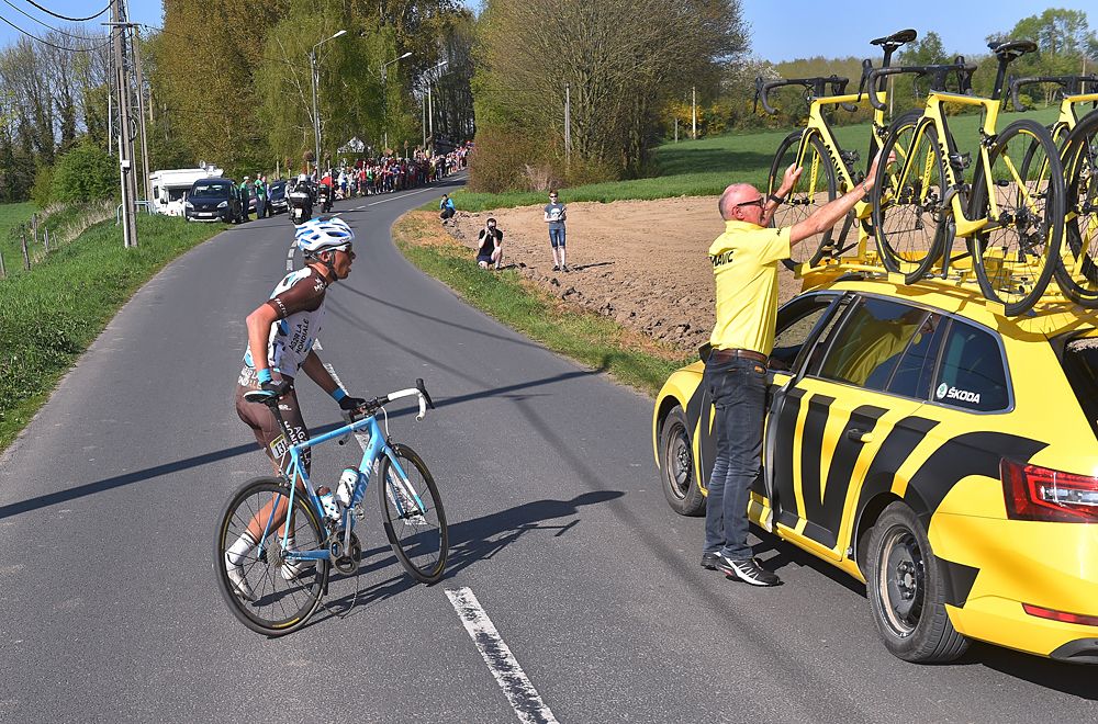 Oliver Naesen loses a rear derailleur