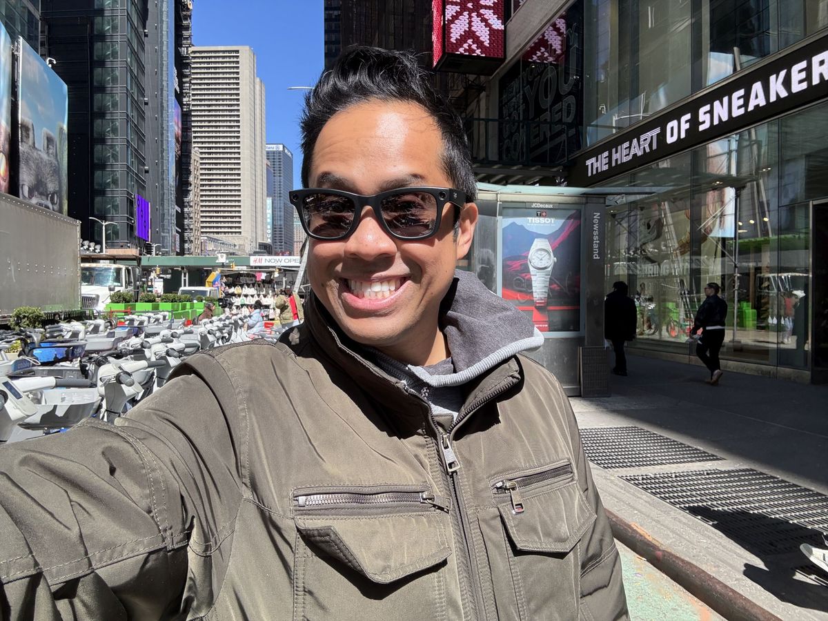 Apple iPhone 16e selfie sample.