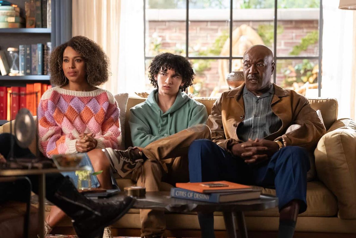 Paige, Finn and Edwin - played by Kerry Washington, Faly Rakotohavana, and Delroy Lindo - squeeze together on the therapist&#039;s couch in UnPrisoned Season 2 