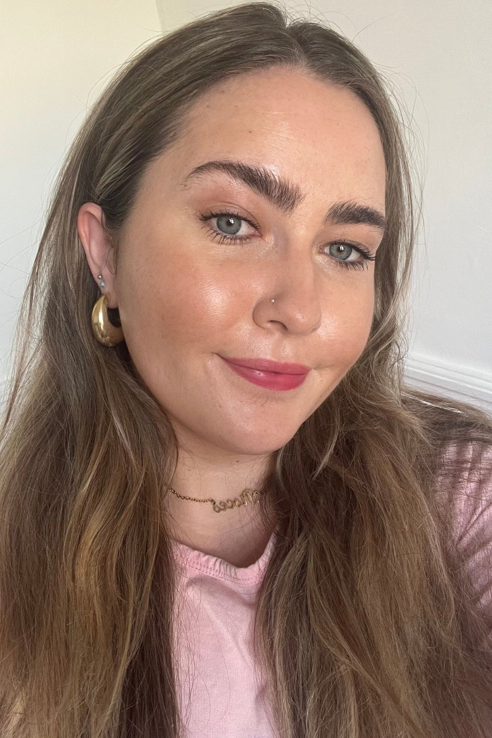 amelia wearing jones road bronzer in tan