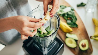 Chat GPT diet advice: A woman making a smoothie at home