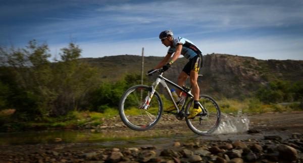 Matthys Beukes leads the solo men's category