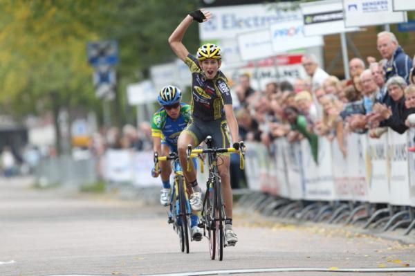 A jubilant Maaike Polspoel (Topsport Vlaanderen 2012) claims the fourth stage ahead of Trixi Worrack (AA Drink)