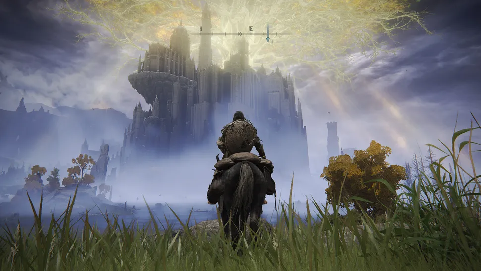 Персонаж Elden Ring верхом на лошади смотрит на замок вдалеке.