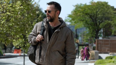 Dr. Michael "Robby" Robinavitch (Noah Wyle) walks down the street in a still from "The Pitt" season 2