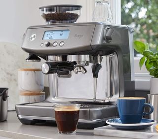 Bästa espressomaskin: En Sage the Barista Pro på en köksbänk.