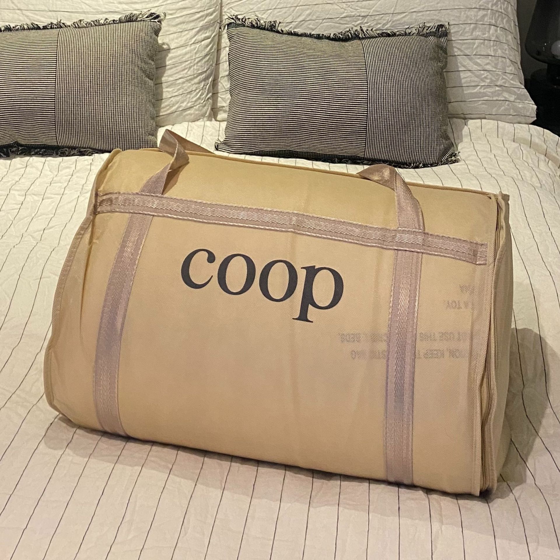 Bantalan kasur di tempat tidur di atas kasur bermerek