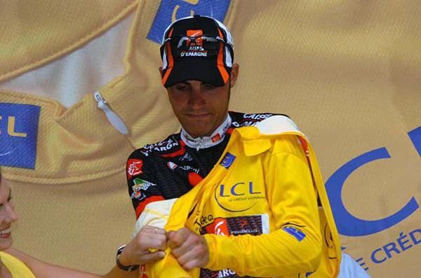 Oscar Pereiro (Caisse d'Epargne) puts on the maillot jaune