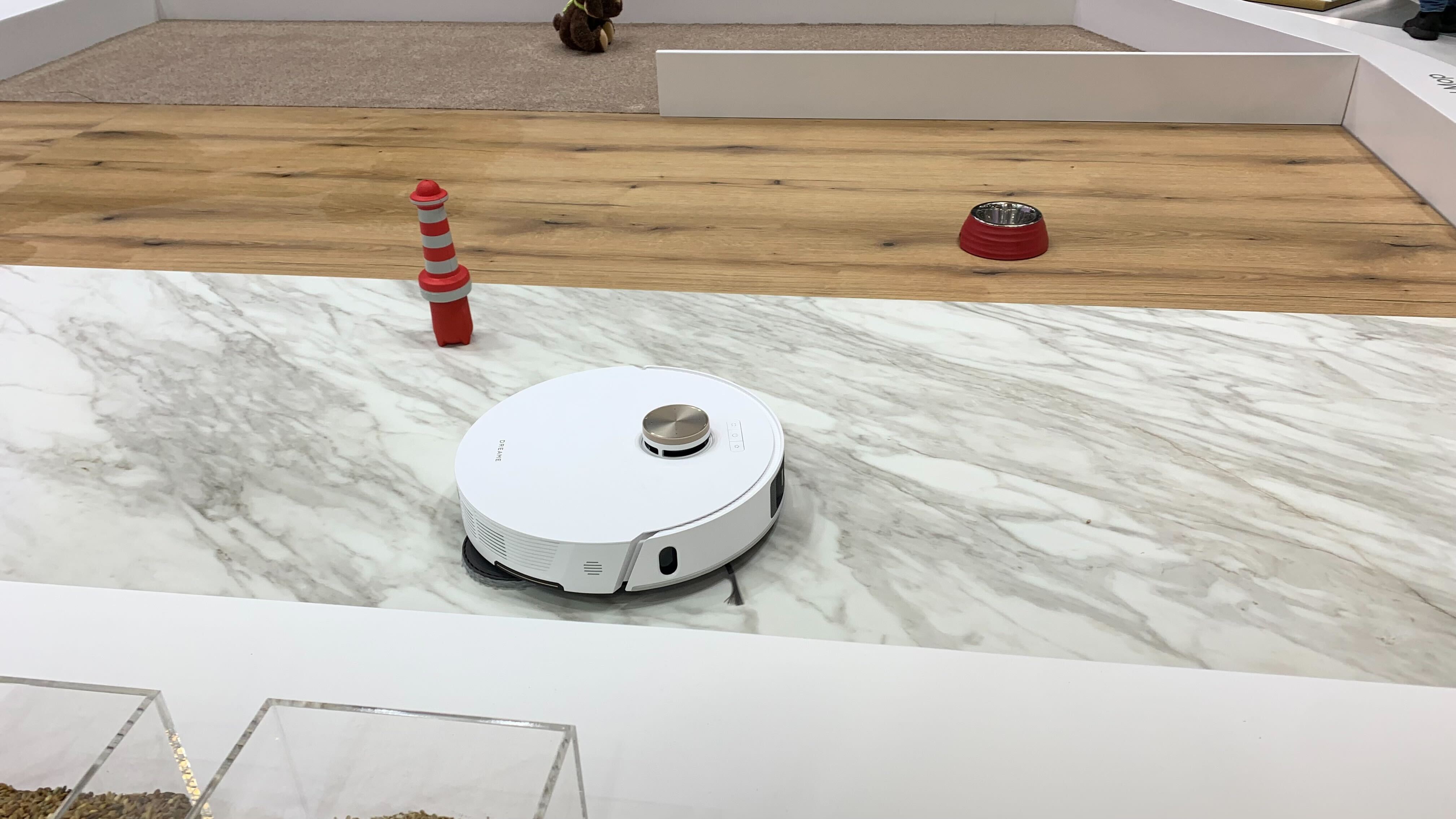 SwitchBot S10: The First Robot Mop That Can Refill And Drain Itself