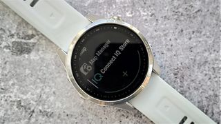 Garmin Fenix 7S手表，屏幕上有连接IQ商店