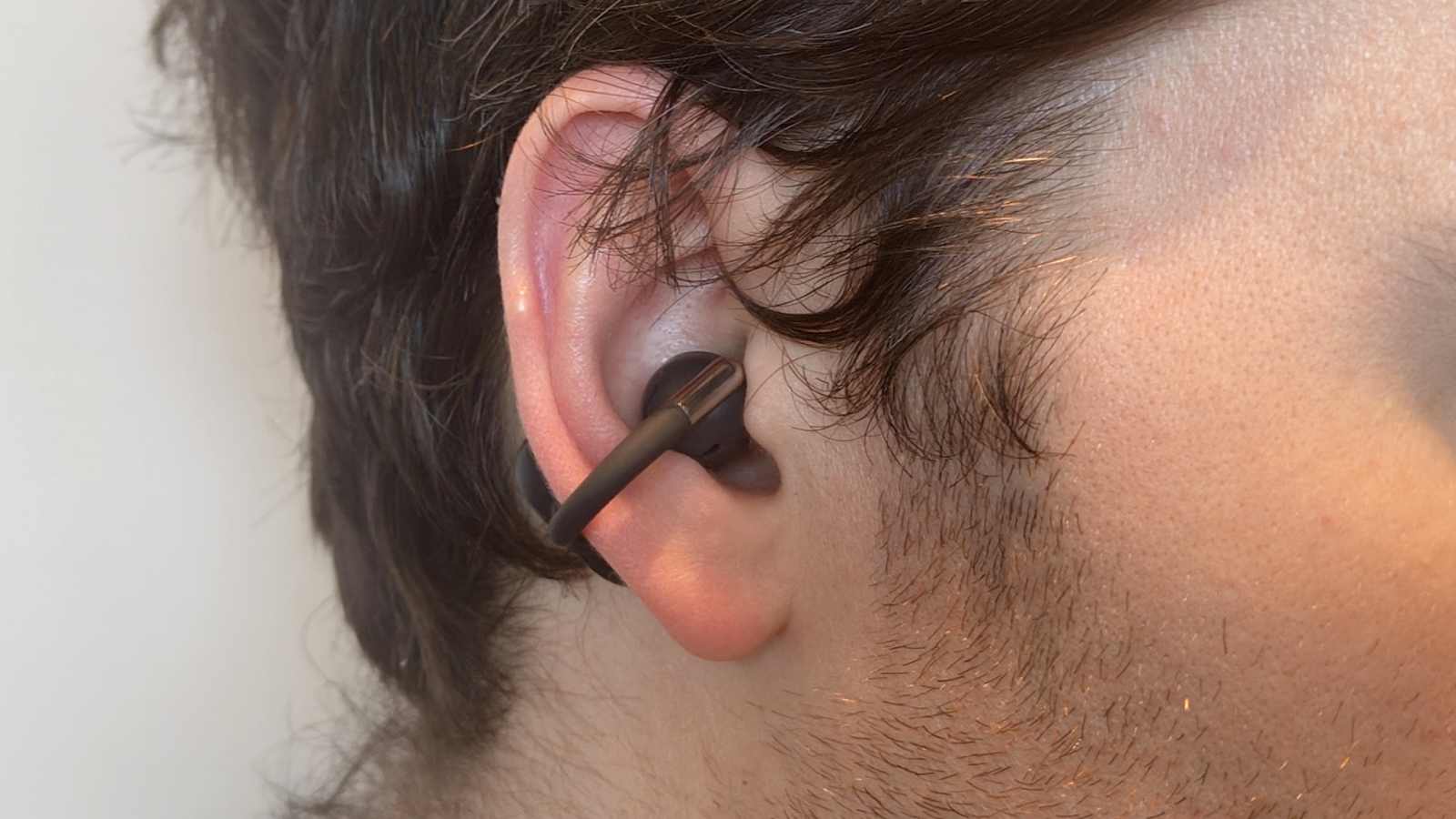 The Soundpeats Clip1 in a man&#039;s ear.
