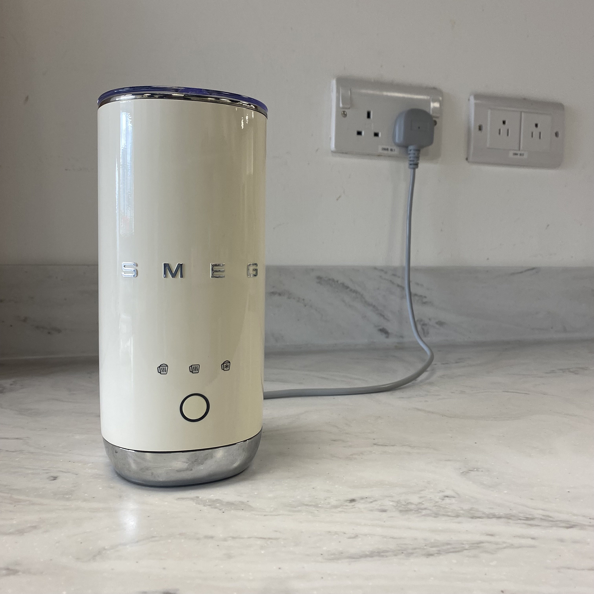 Testing the Smeg slim milk frother 