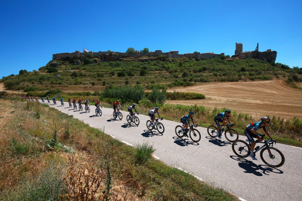 Peloton passing close to the Calataazor Castle