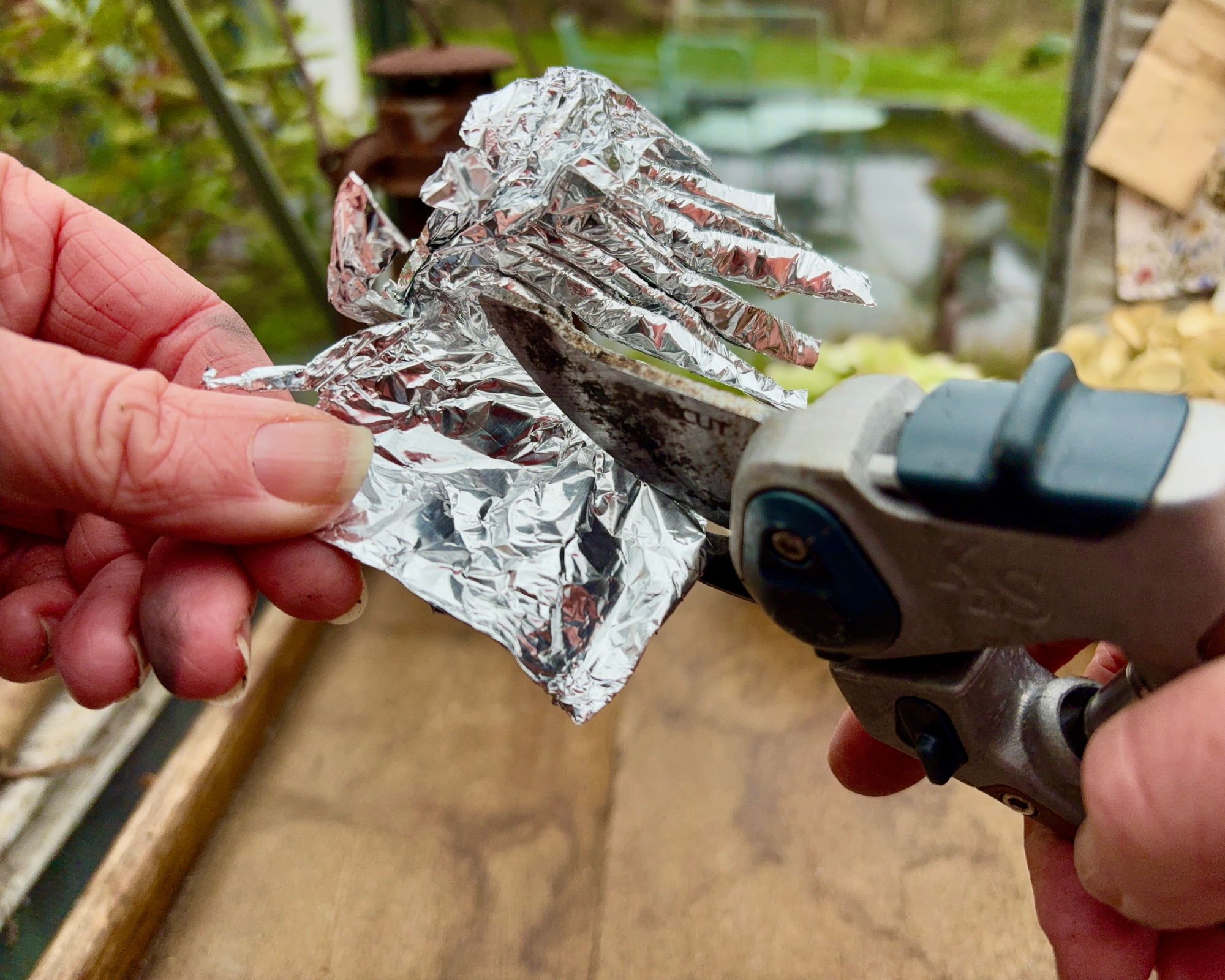 tin foil trick to sharpen hand pruners