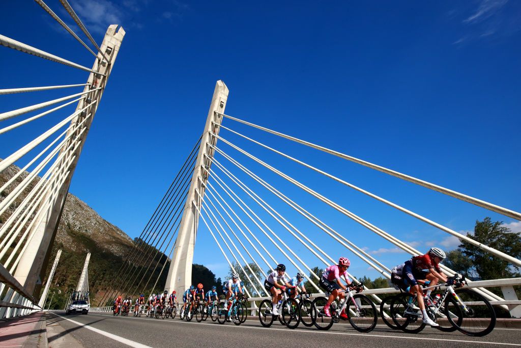 AGUILAR DE CAMPOO SPAIN SEPTEMBER 09 A general view of Sara Poidevin of Canada and Team EF Education Tibco Svb and the peloton passing across a bridge landscape during the 8th Ceratizit Challenge By La Vuelta 2022 Stage 3 a 964km stage from Camargo to Aguilar de Campoo CERATIZITChallenge22 UCIWWT on on September 09 2022 in Camargo Spain Photo by Gonzalo Arroyo MorenoGetty Images