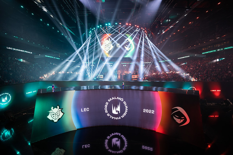 Analytikerbordet i Malmö Arena för LEC Summer Finals, med strålkastare och jumbotronen i bakgrunden.