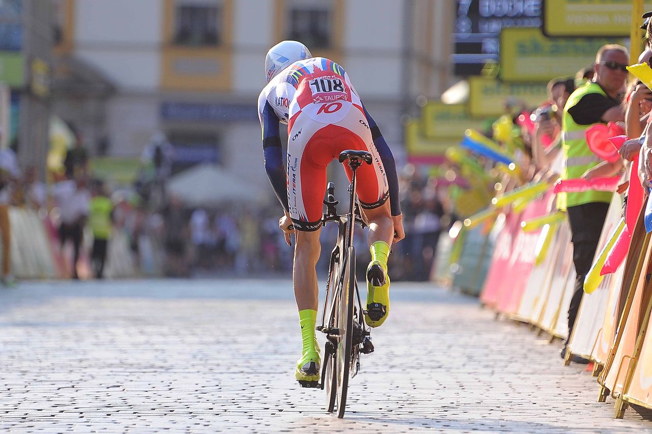 Ilnur Zakarin gets out of the saddle
