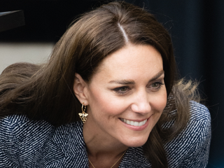 Kate Middleton bee pendant earrings