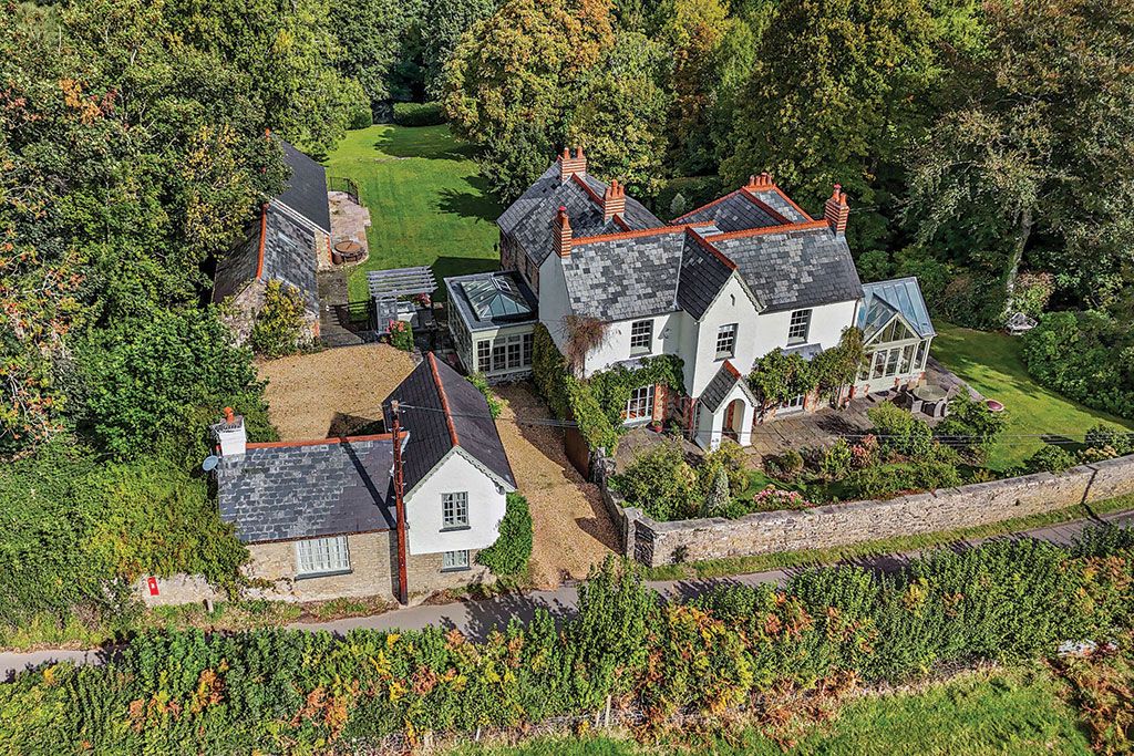 Property for sale with a swimming pool: Llwyn Glas, Peterston-Super-Ely, Cardiff, Vale of Glamorgan.