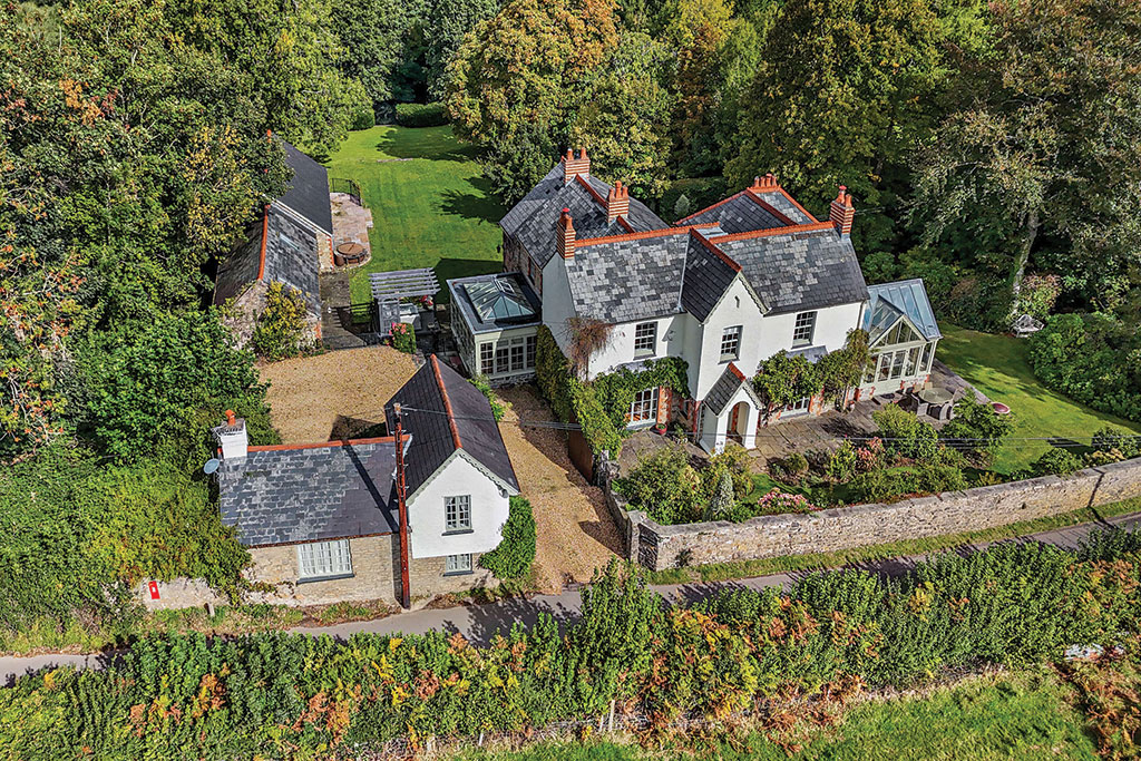 Property for sale with a swimming pool: Llwyn Glas, Peterston-Super-Ely, Cardiff, Vale of Glamorgan.