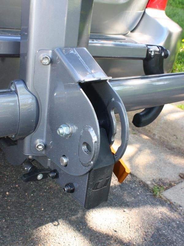 The single-axis main pivot is easy to operate but too sloppy for our taste. K&uuml;at says it tightened up the tolerances on later production runs but the design still strikes us as prone to wear over time