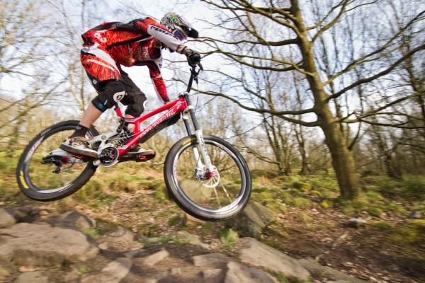 Steve Peat (Santa Cruz Syndicate) blazes through a rock garden.