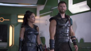 Thor: Ragnarokin näyttelijät katsovat toisiaan