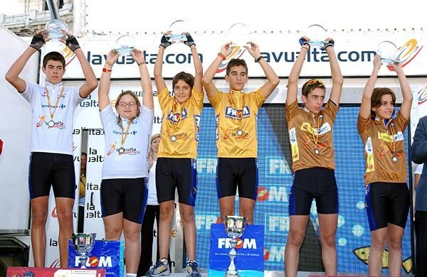 The winners of the Vuelta junior: Joaquin Pesudo, Pablo Comins and Roberto Aguilera (boys) and Zuri&ntilde;e Viana, Mar Manrique and Miriam Merediz (girls)