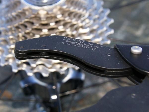 A pair of round blocks within each jaw grab on to the cogs securely. And yes, the tool was designed by VeloNews technical writer Lennard Zinn