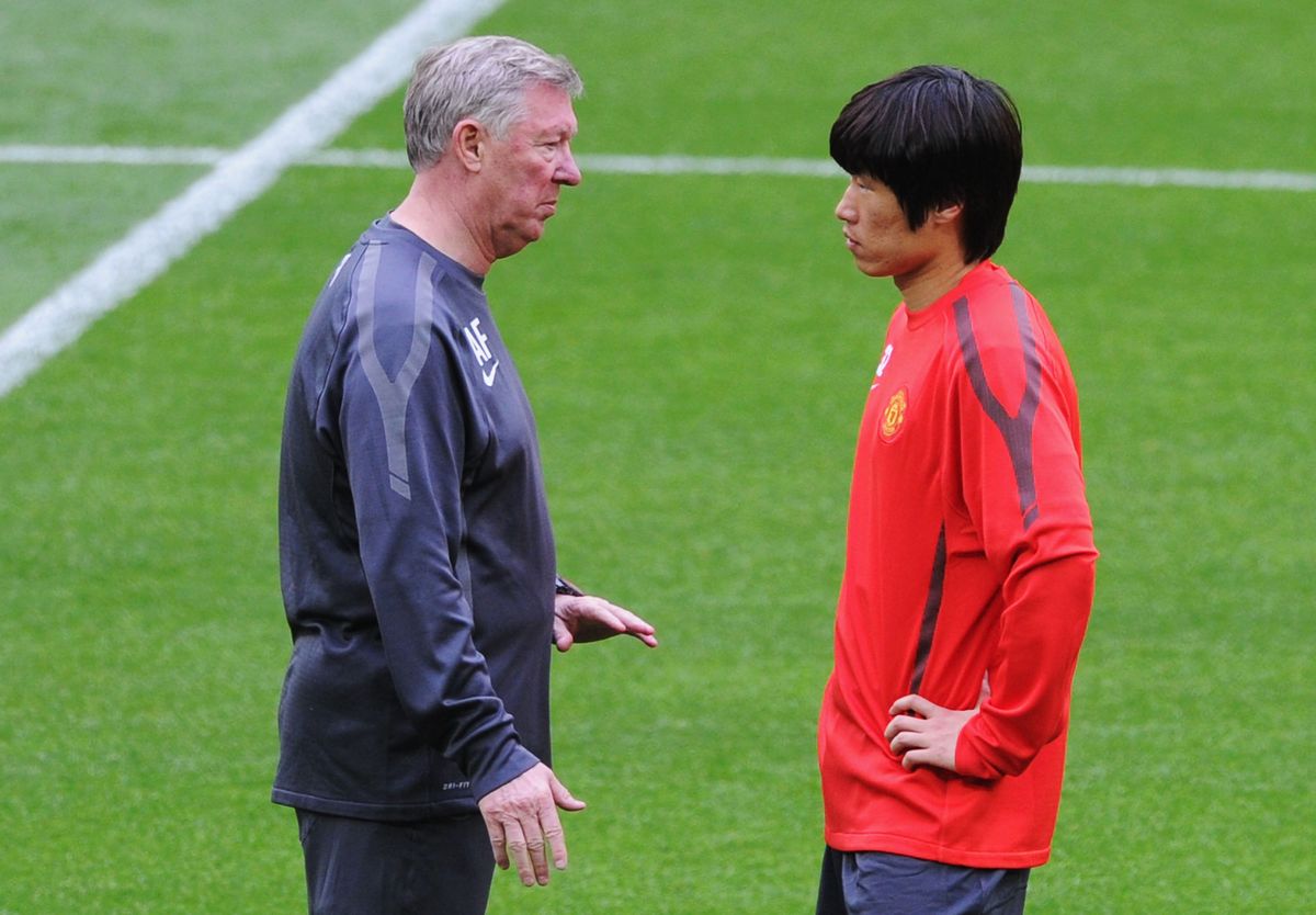 Sir Alex Ferguson talks to Park Ji-sung