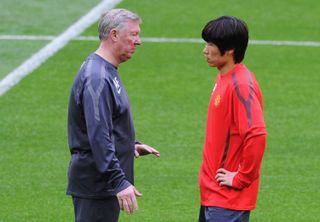 Sir Alex Ferguson talks to Park Ji-sung