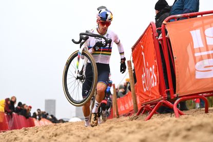 Tom Pidcock running through sand at Dublin World Cup 2022