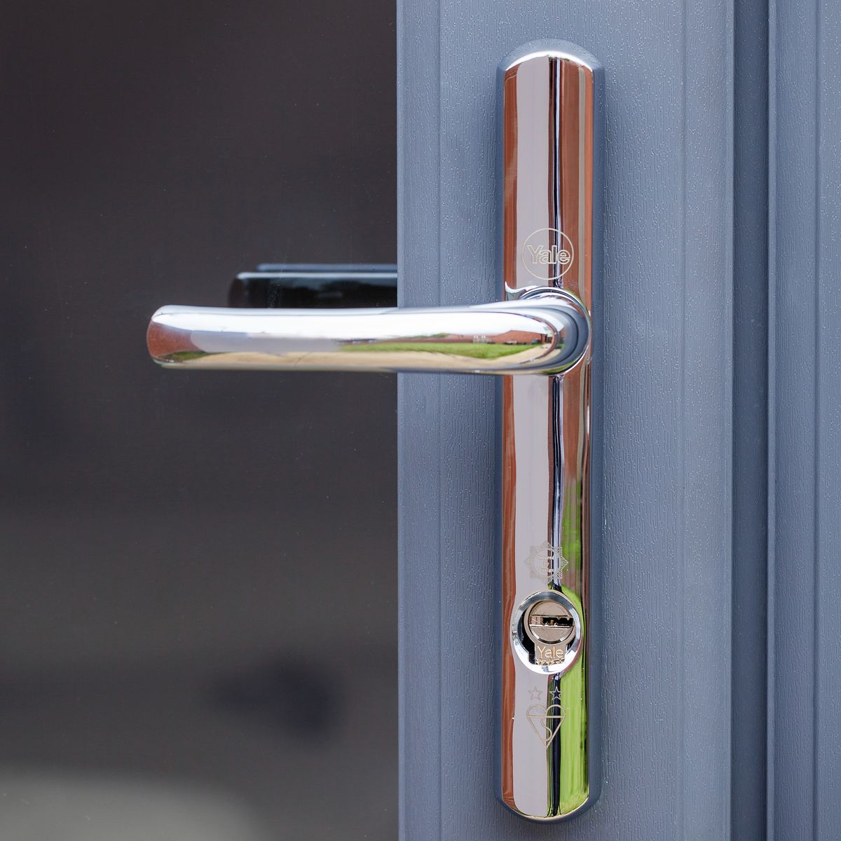 How to fix a door handle that is loose: a step-by-step guide