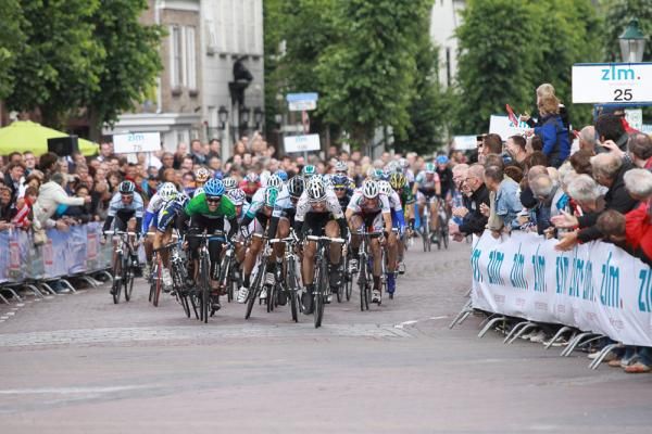 The peloton sprints to the finish line in Etten-Leur.