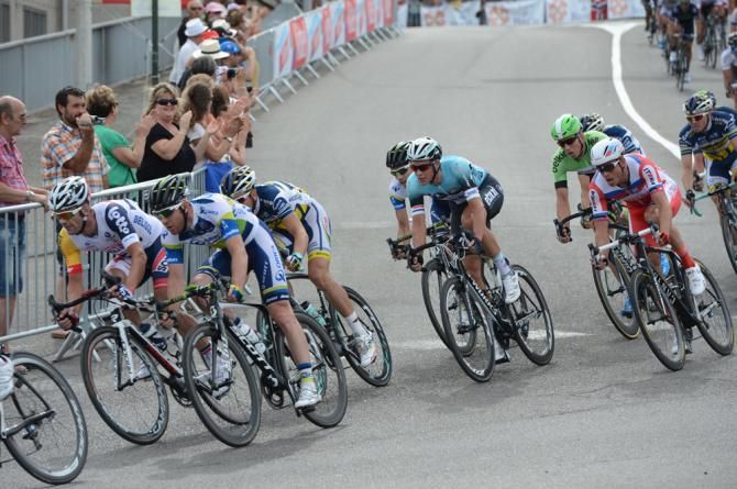 The leaders head towards the line at the end of stage 1