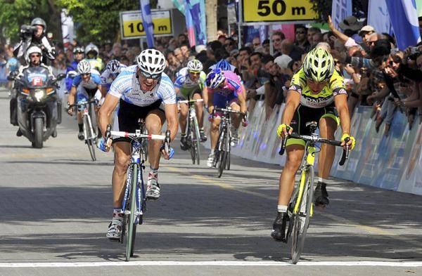 It was close, but Matteo Rabottini (Farnese Vini - Neri Sottoli), right, edged Alexander Efimkin (Team Type 1 - Sanofi Aventis) for the victory.