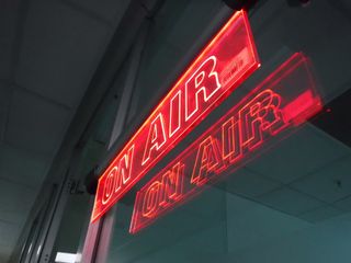 Spalvos yra pakankamai mušamos, tačiau šaudant patalpose yra daug triukšmo