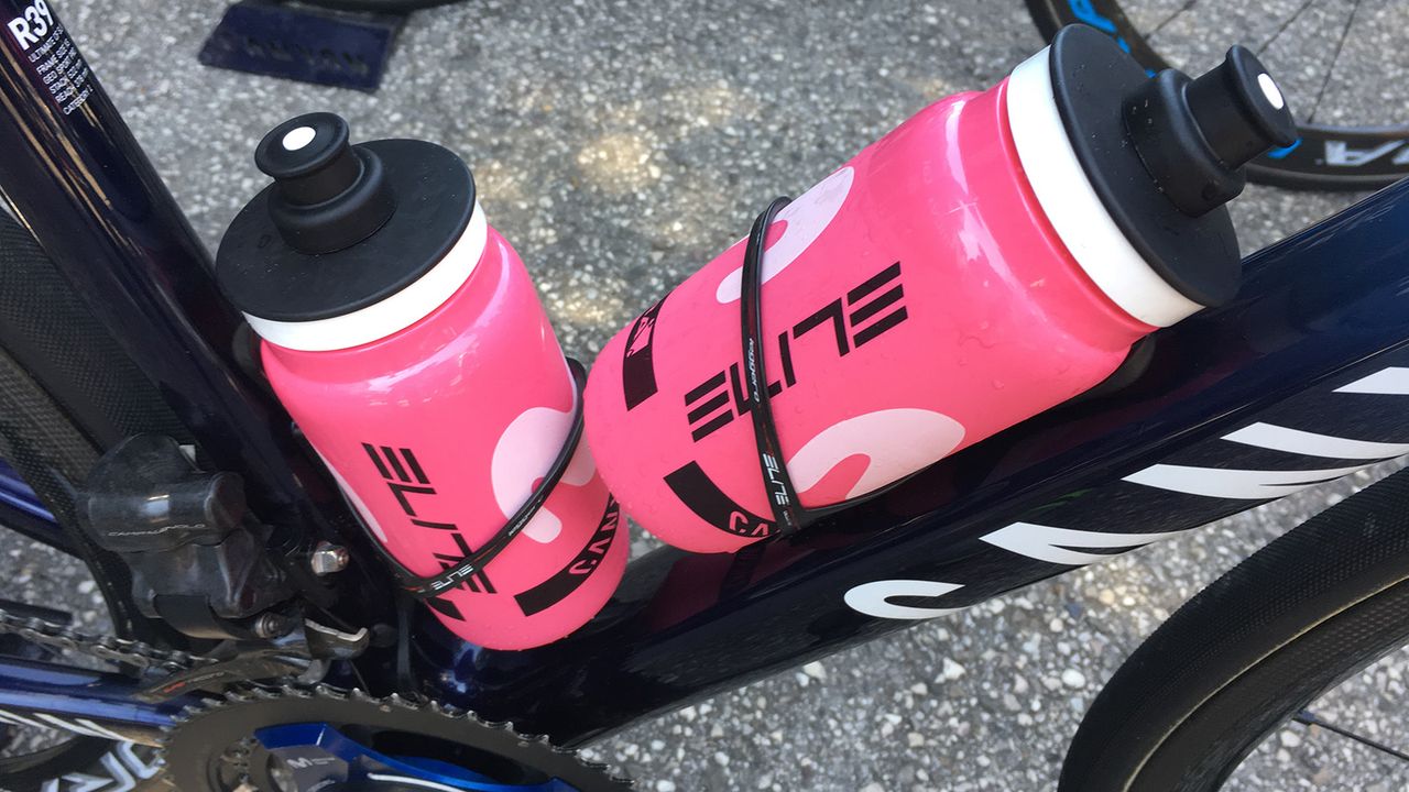 Carapaz's team issue bike was fitted with Elite Leggero bottle cages while his pink bike had colour-coordinated Elite Vico Carbon